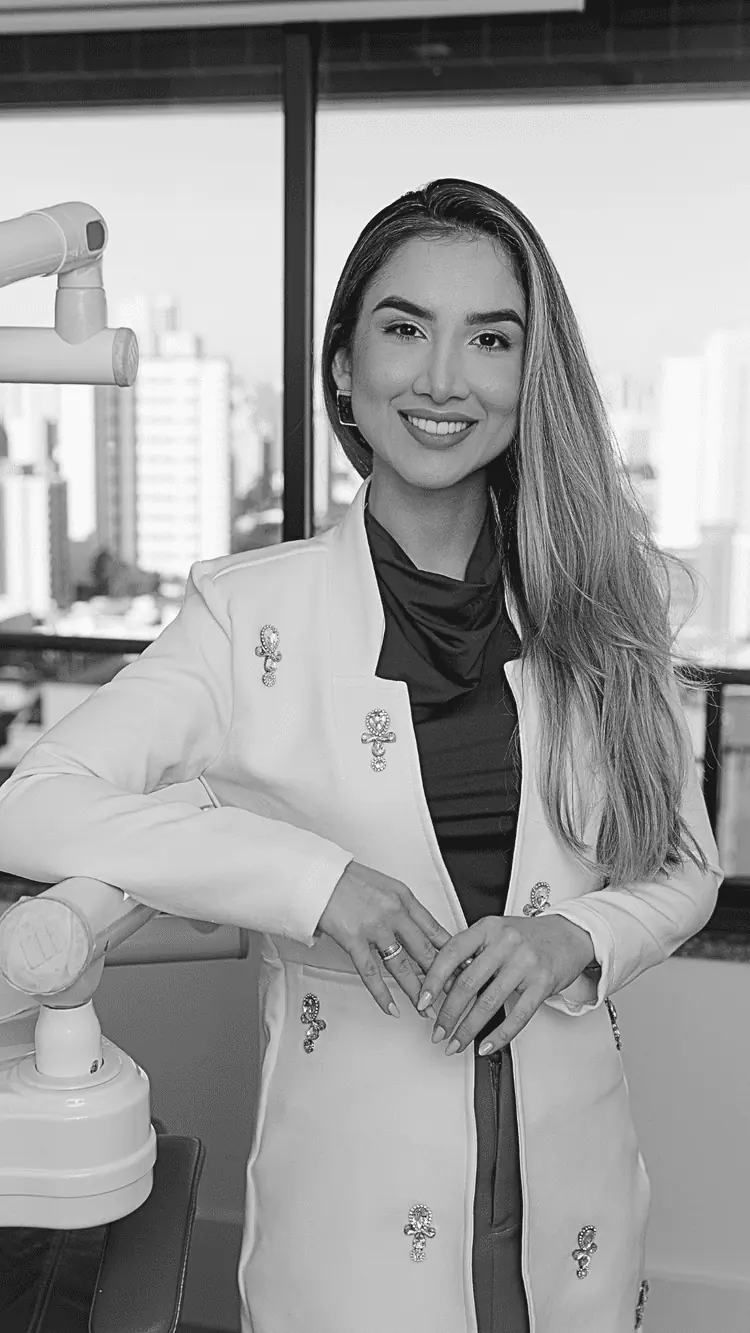 Brenda Farias, criadora da Planilha de Precificação Odontológica, em pé em seu consultório